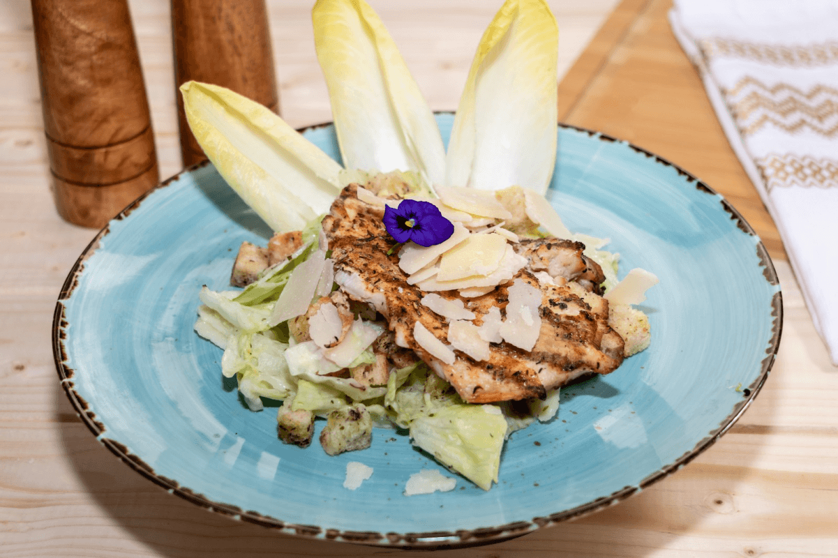 SALATA CAESAR CU PIEPT DE PUI