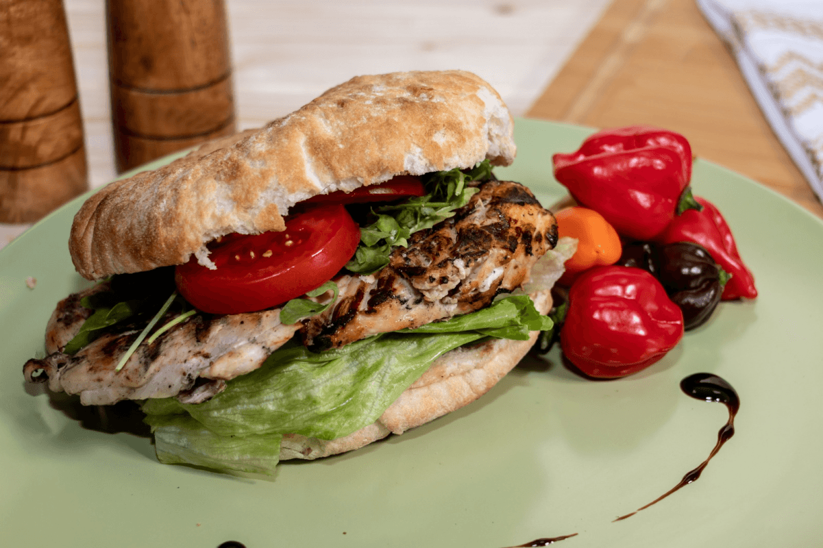 SANDWHICH CU PIEPT DE PUI LA GRATAR