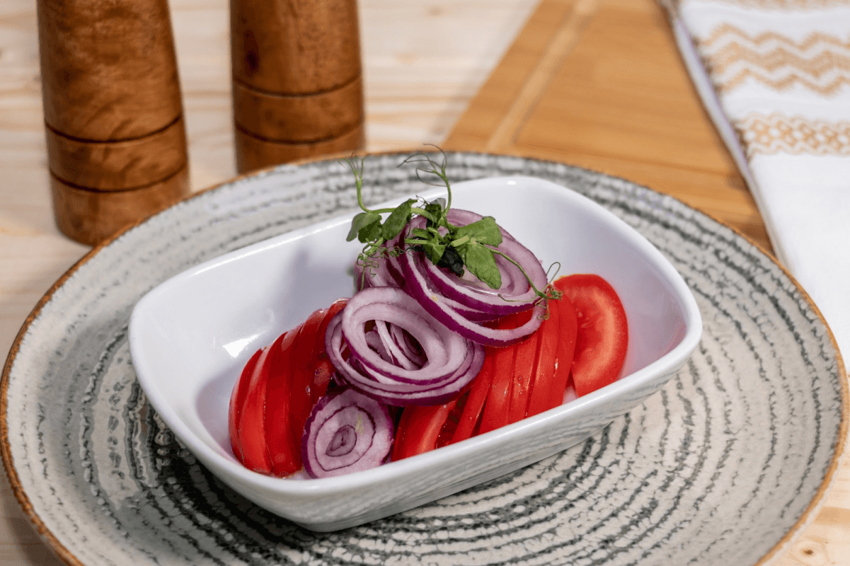 SALATA DE ROSII SI CEAPA ROSIE